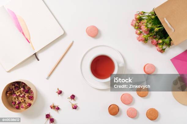 Teetasse Umgeben Von Makronen Stockfoto und mehr Bilder von Tee - Warmes Getränk - Tee - Warmes Getränk, Makrone, Schreibtisch