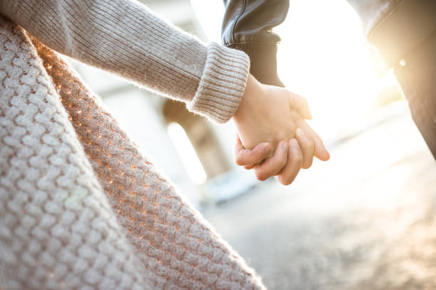 Pareja De La Mano - Banco de fotos e imágenes de stock - iStock Pareja De La Mano - Banco de fotos e imágenes de stock - iStock
