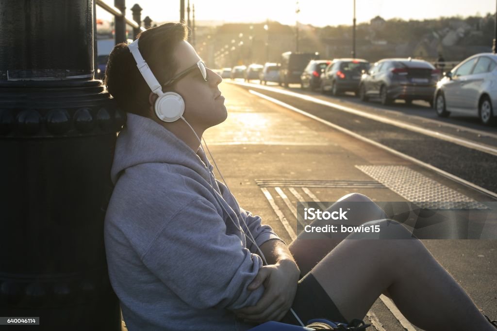Escuchar música en la calle - Foto de stock de Adulto libre de derechos