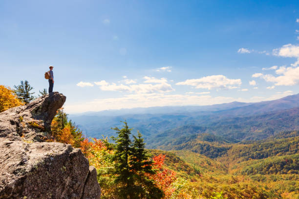 hombre caminando al borde de un acantilado - blue ridge mountains fotografías e imágenes de stock