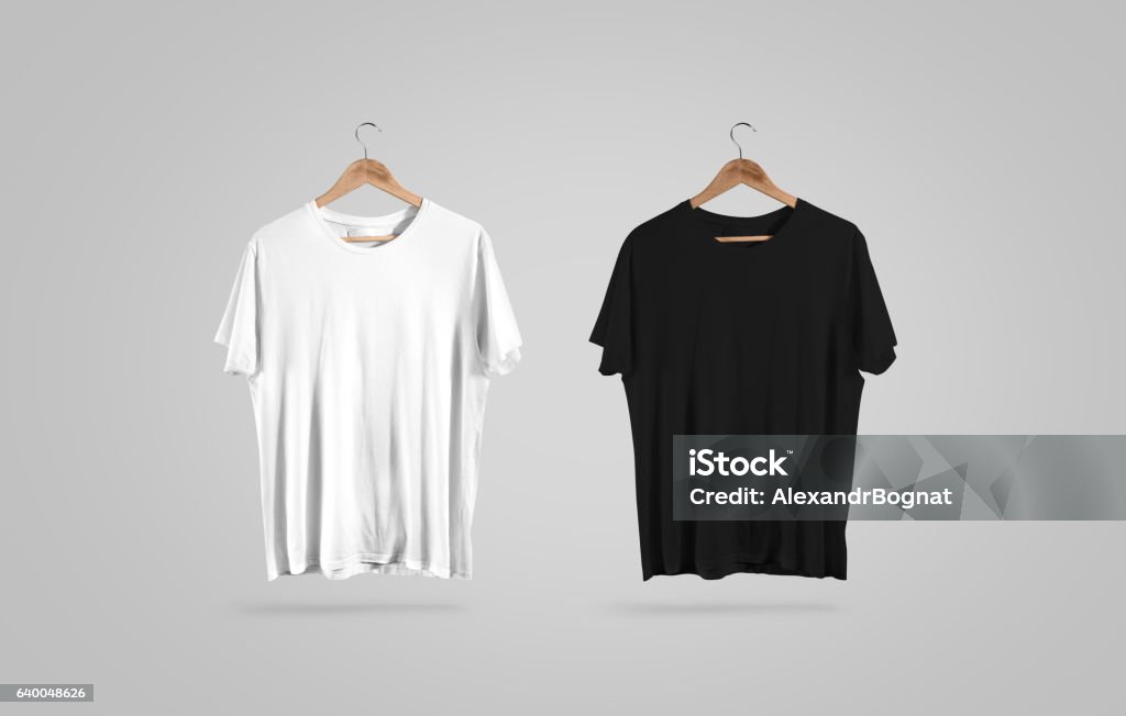 Camiseta en blanco y negro en percha, maqueta de diseño - Foto de stock de Camiseta libre de derechos