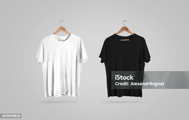 Camiseta En Blanco Y Negro En Percha Maqueta De Diseño Foto de stock y más banco de imágenes de Camiseta