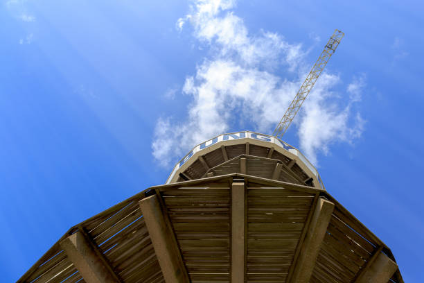 istock Bungyturm on the pier of Scheveningen 640048886