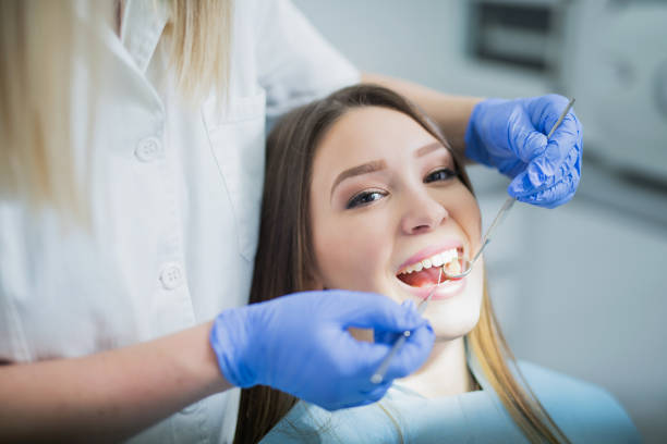 schöne glückliche brünette mädchen geeting ihre zähne untersucht - teenager dentist patient cheerful stock-fotos und bilder