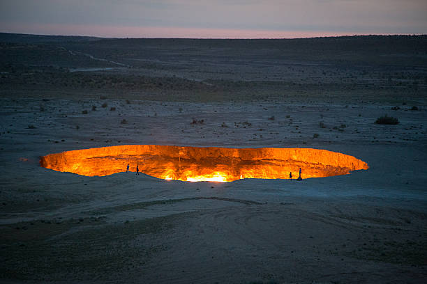 cratera de gás derweze conhecida como 'a porta para o inferno', turquemenistão - known how - fotografias e filmes do acervo