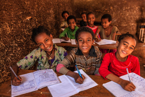 niños africanos durante la clase, áfrica oriental - village africa ethiopian culture ethiopia fotografías e imágenes de stock