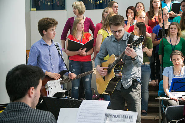 performance musicale des jeunes. - krakow people poland church photos et images de collection