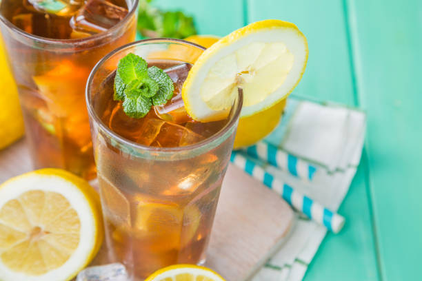 iced tea in glasses - chá gelado imagens e fotografias de stock