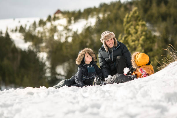 счастливая семья играет в снегу - sibling sweden family smiling стоковые фото и изображения