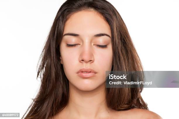 Porträt Eines Mädchens Ohne Makeup Stockfoto und mehr Bilder von Augen geschlossen - Augen geschlossen, Frauen, Eine Frau allein