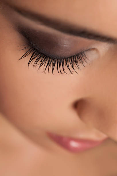 вид сверху на глаз с макияжем и натуральными ресницами - make up eyelash women beauty стоковые фото и изображения