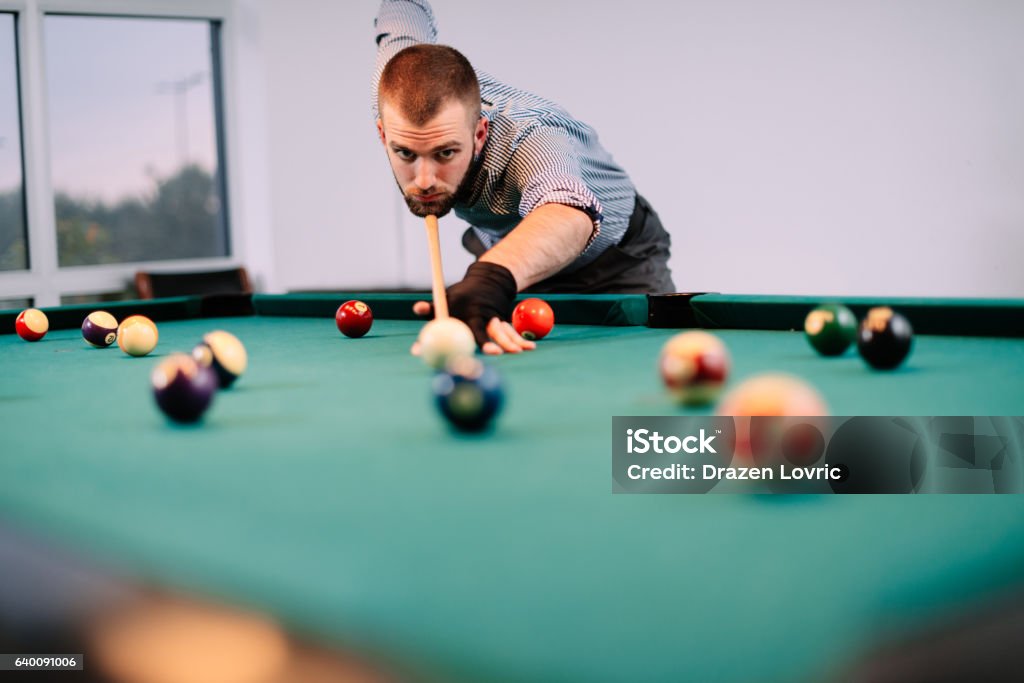 Homem jogando sinuca sozinho