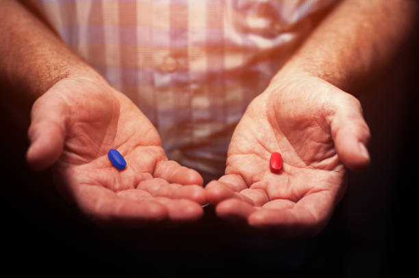istock Male hands with red and blue pills 640091470