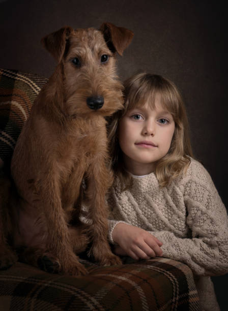 malá dívka a irské teriér štěně - irský teriér - stock snímky, obrázky a fotky