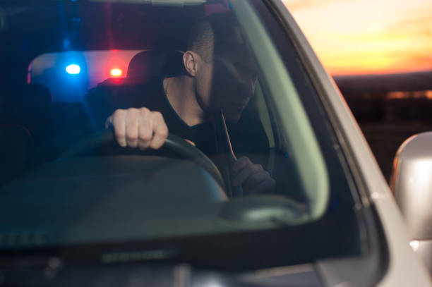 männlicher betrunkener fahrer von polizei verfolgt - car pursuit chasing night stock-fotos und bilder