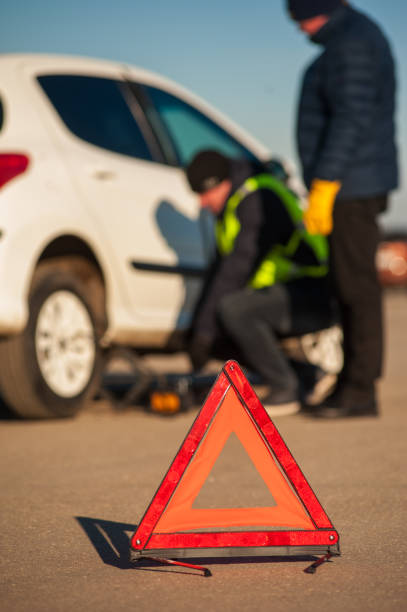 istock Car assistance technician repairing auto outdoors 640092426