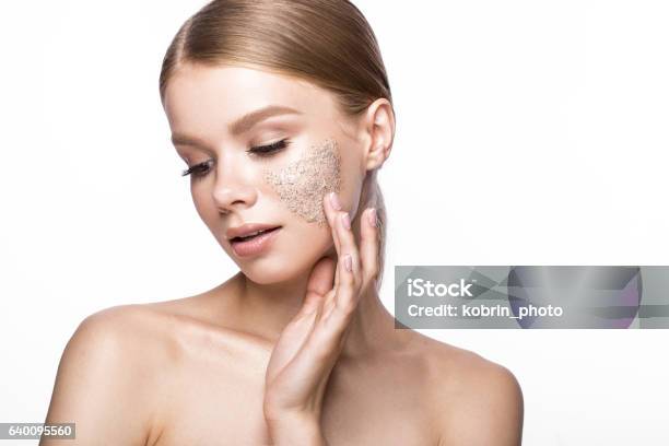 Schönes Junges Mädchen Mit Peeling Auf Der Haut Französisch Maniküre Stockfoto und mehr Bilder von Hautpeeling