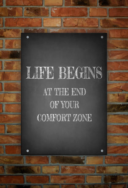 das leben beginnt am ende deine komfort-zone  - blackboard sign ideas recycling stock-fotos und bilder