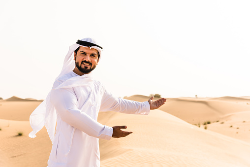hombre árabe mostrando su herencia photo