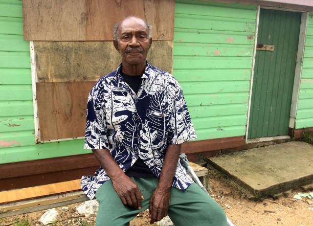 anciano indígena fiyiano - melanesia fotografías e imágenes de stock