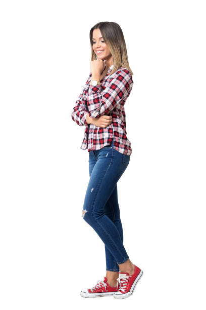 magnifique femme de style de rue portant un jean, une chemise à carreaux et des baskets - women red isolated on white contemporary photos et images de collection