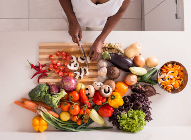 mujeres no reconocidas que preparan ensalada fresca y saludable. - prepared vegetable fotografías e imágenes de stock