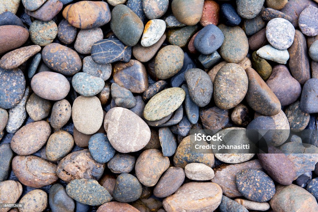 小石の背景。砂利の背景。カラフルな小石の背景 - 石のロイヤリティフリーストックフォト