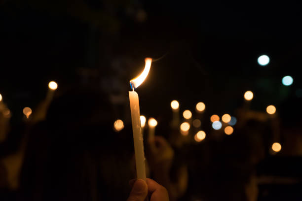 手に夜のキャンドルライト - candle memorial vigil praying candlelight ストックフォトと画像