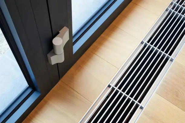 Heating grid with ventilation by the floor in hardwood flooring