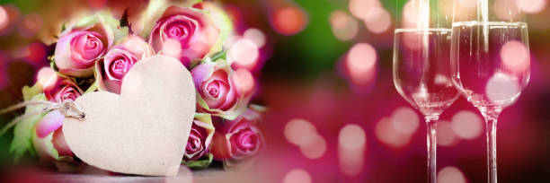 bouquet of roses with heart and champagne - textraum imagens e fotografias de stock