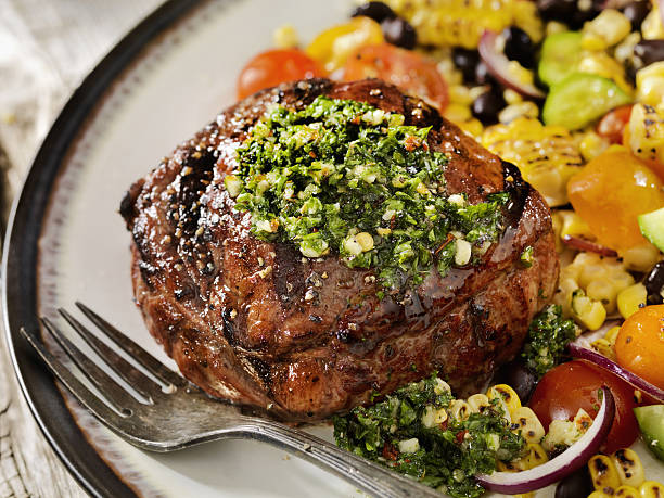 mittlere seltene sirloin steak mit chimichurri sauce - chimichurri horizontal beef steak stock-fotos und bilder
