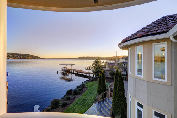 istock Amazing view of Lake Washington from upper balcony 640113818