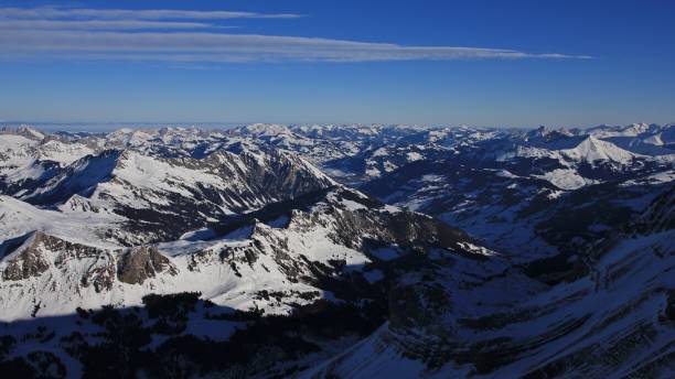 долина сааненланд зимой - bernese oberland gstaad winter snow стоковые фото и изображения