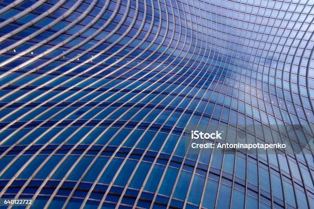 Foto de Fundo De Construção Abstrata Curvada Em Banda e mais fotos de stock de Exterior de Prédio - Exterior de Prédio, Abstrato, Construindo