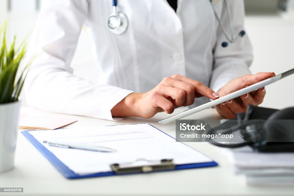 Ärztin halten digitale Tablet-PC - Lizenzfrei Arzt Stock-Foto