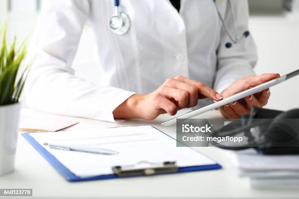 Ärztin Halten Digitale Tabletpc Stockfoto und mehr Bilder von Arzt - Arzt, Gesundheitswesen und Medizin, Notizbuch