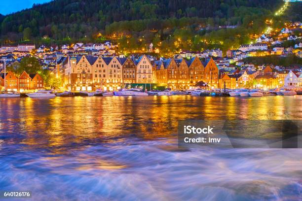 Foto de Casas De Madeira Portuária De Bergen e mais fotos de stock de Bergen - Bergen, Sol da meia-noite, Bebida gelada