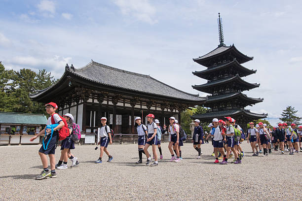 japanese students take field trip to kofuku-ji temple in nara - 興福寺 奈良 個照片及圖片檔