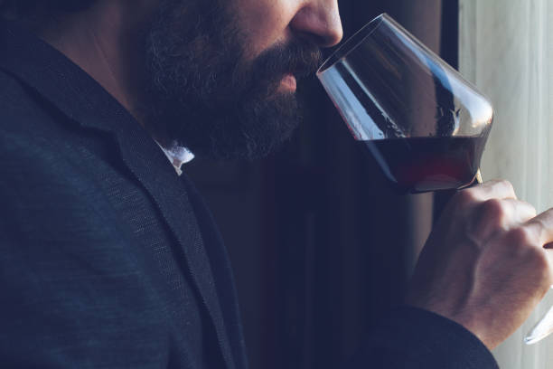 homem de degustação de um copo de vinho tinto - wine bottle wine residential structure alcohol imagens e fotografias de stock