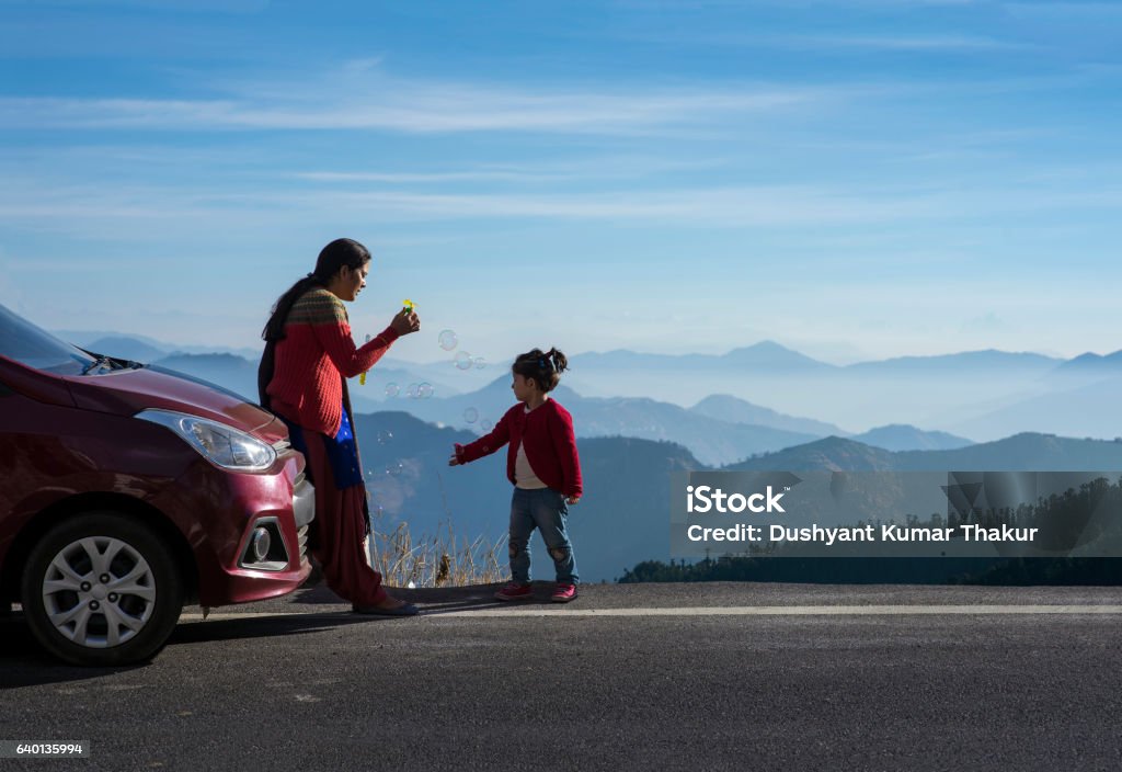 Mutter und Tochter auf einem Roadtrip. - Lizenzfrei Familie Stock-Foto