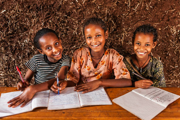 african poco girla el aprendizaje de idiomas amhárico - village africa ethiopian culture ethiopia fotografías e imágenes de stock