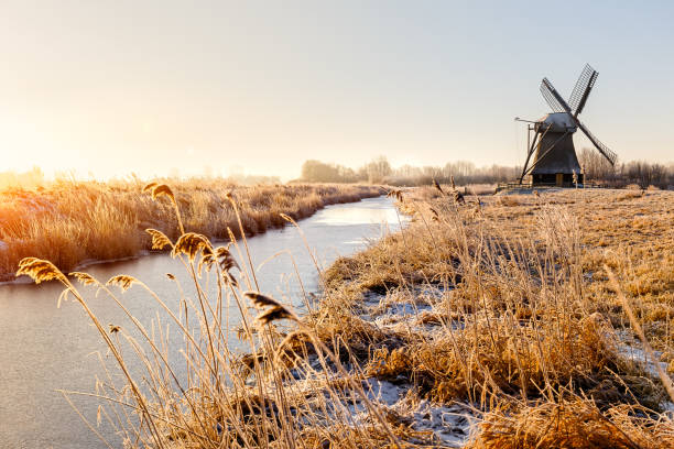 molino de viento cerca de sande en la fría mañana de invierno - friesland fotografías e imágenes de stock