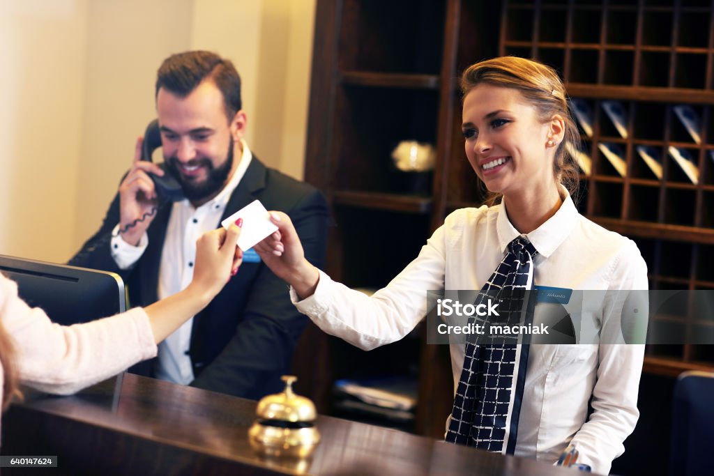 Les clients reçoivent une carte-clé à l’hôtel - Photo de Hôtel libre de droits