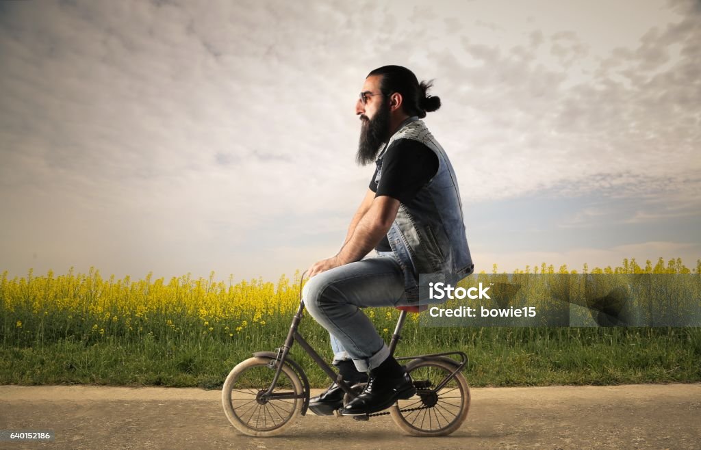 Petit vélo pour un grand garçon - Photo de Vélo libre de droits