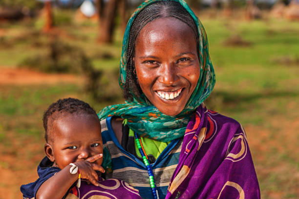 kobieta z borana plemię trzyma dzieci, etiopia, rpa  - africa child ethiopian culture people zdjęcia i obrazy z banku zdjęć