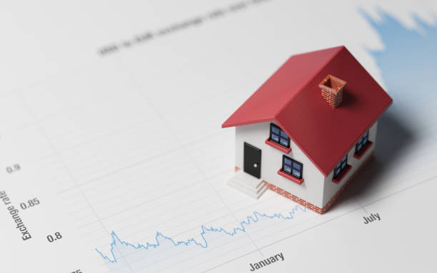 casa en miniatura en un gráfico financiero azul - stock market data finance chart home finances fotografías e imágenes de stock