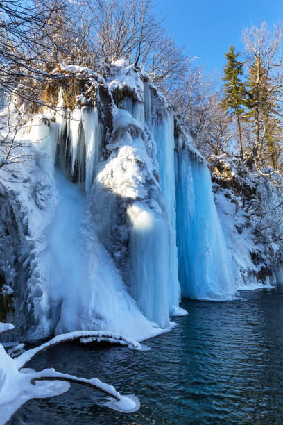 замороженный водопад в национальном парке плитвицких озер, котия - plitvice lakes national park water lake national park стоковые фото и изображения