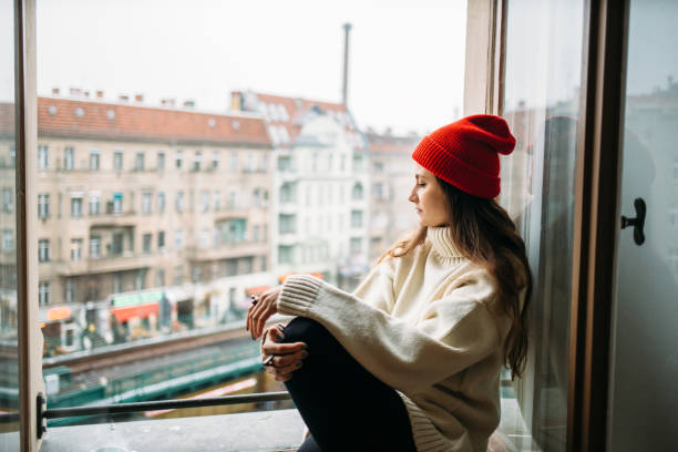 giovane ragazza hipster che si rilassa sul davanzale della finestra - balcony house golf home interior foto e immagini stock