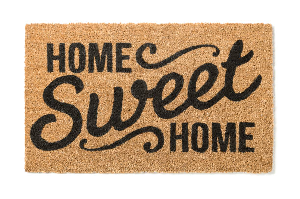 home sweet home welcome mat isoliert auf weiß - door mat stock-fotos und bilder