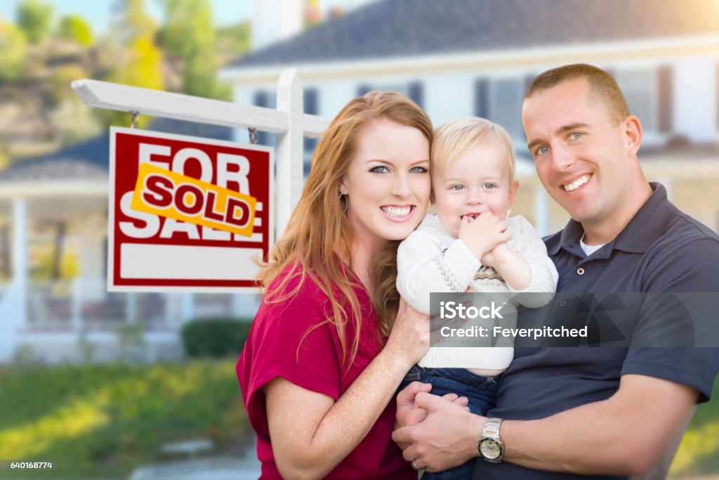 Junge Militär Familie vor verkauft Zeichen und Haus - Lizenzfrei Verkaufen Stock-Foto
